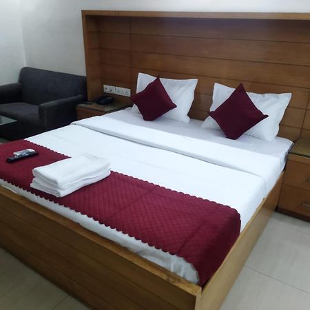 Signature Plaza Hotell New Delhi Exteriör bild