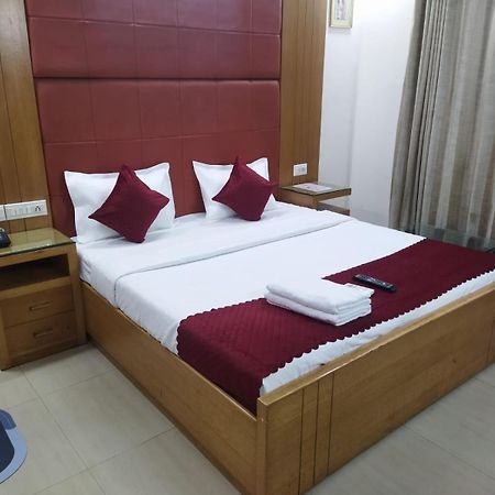 Signature Plaza Hotell New Delhi Exteriör bild