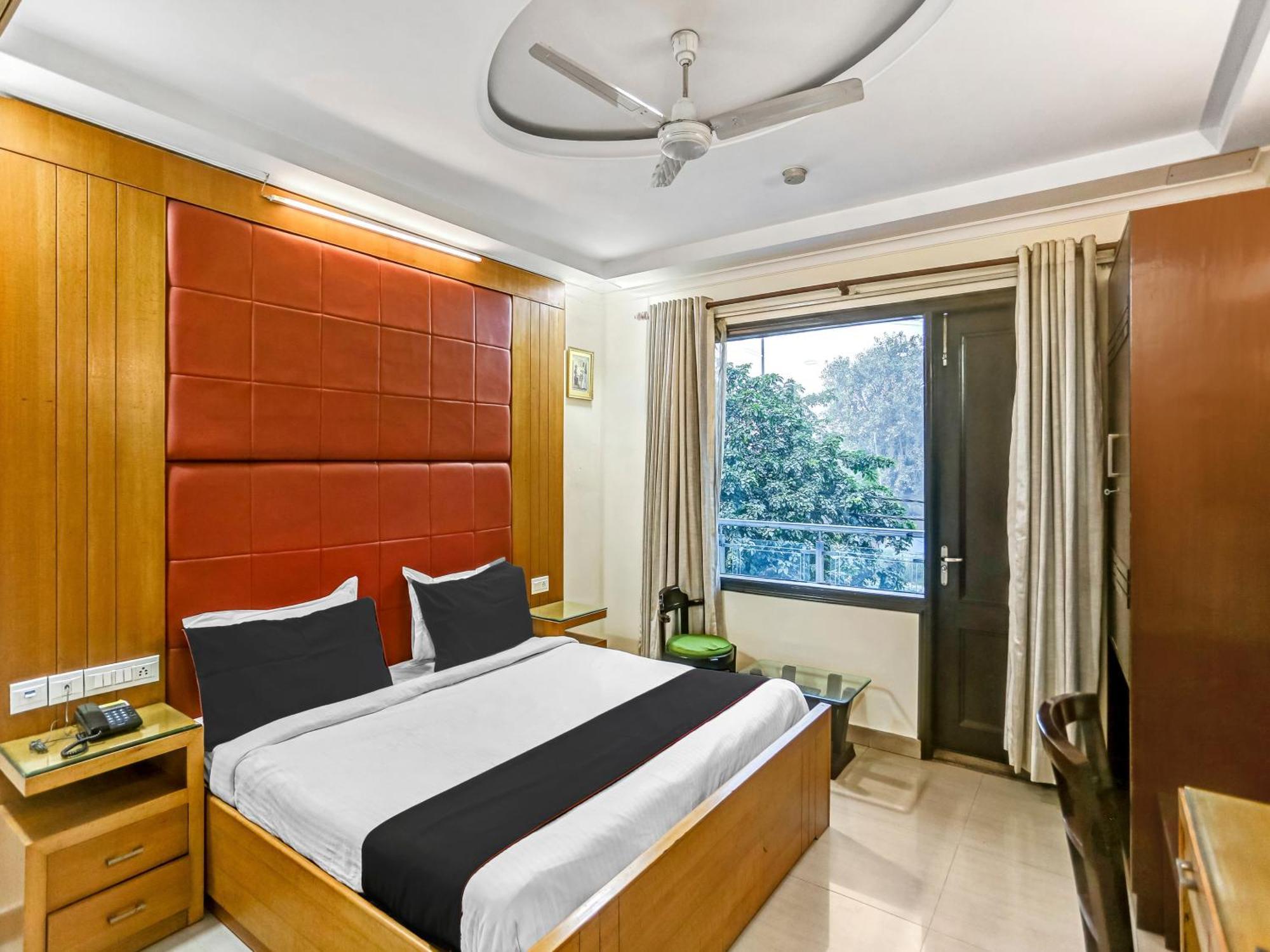 Signature Plaza Hotell New Delhi Exteriör bild