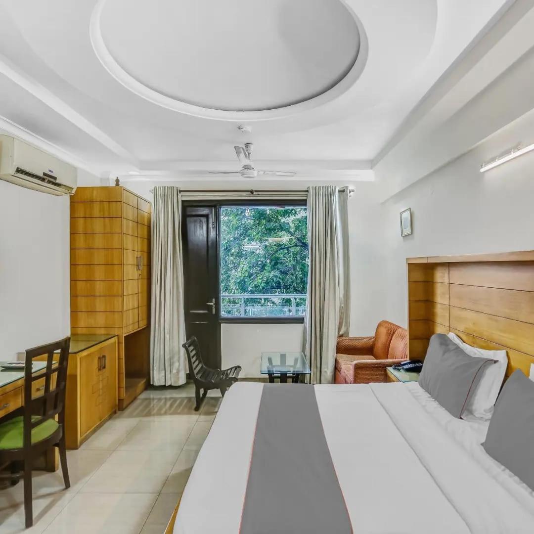 Signature Plaza Hotell New Delhi Exteriör bild
