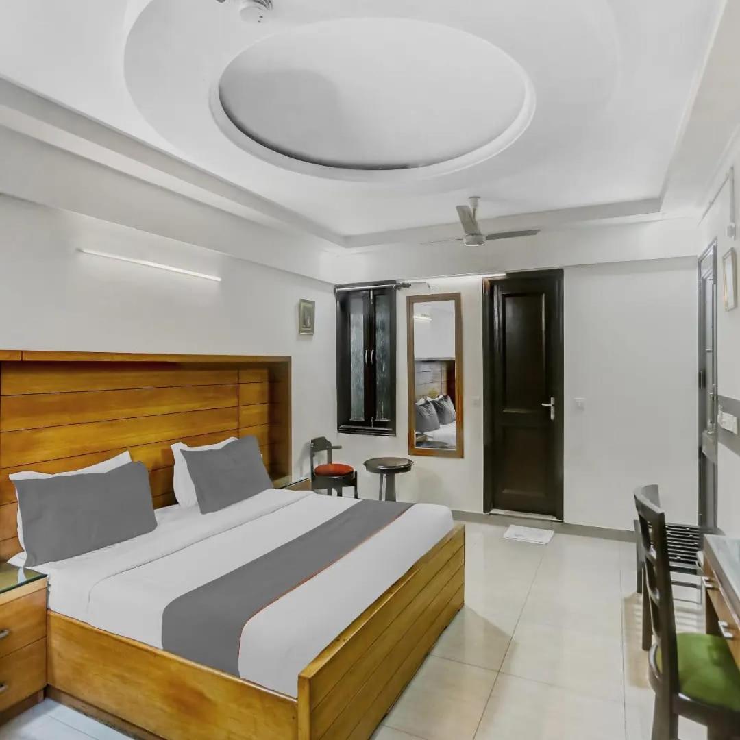 Signature Plaza Hotell New Delhi Exteriör bild